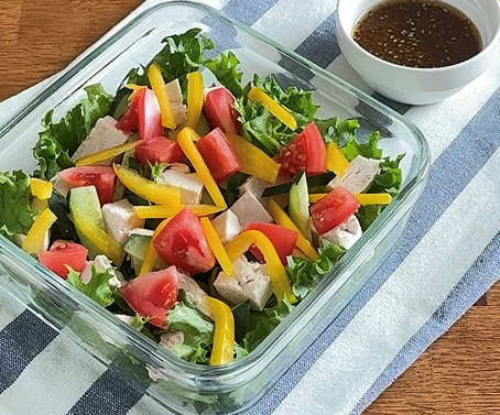 レンジで簡単蒸し鶏（和風ごまドレサラダ）